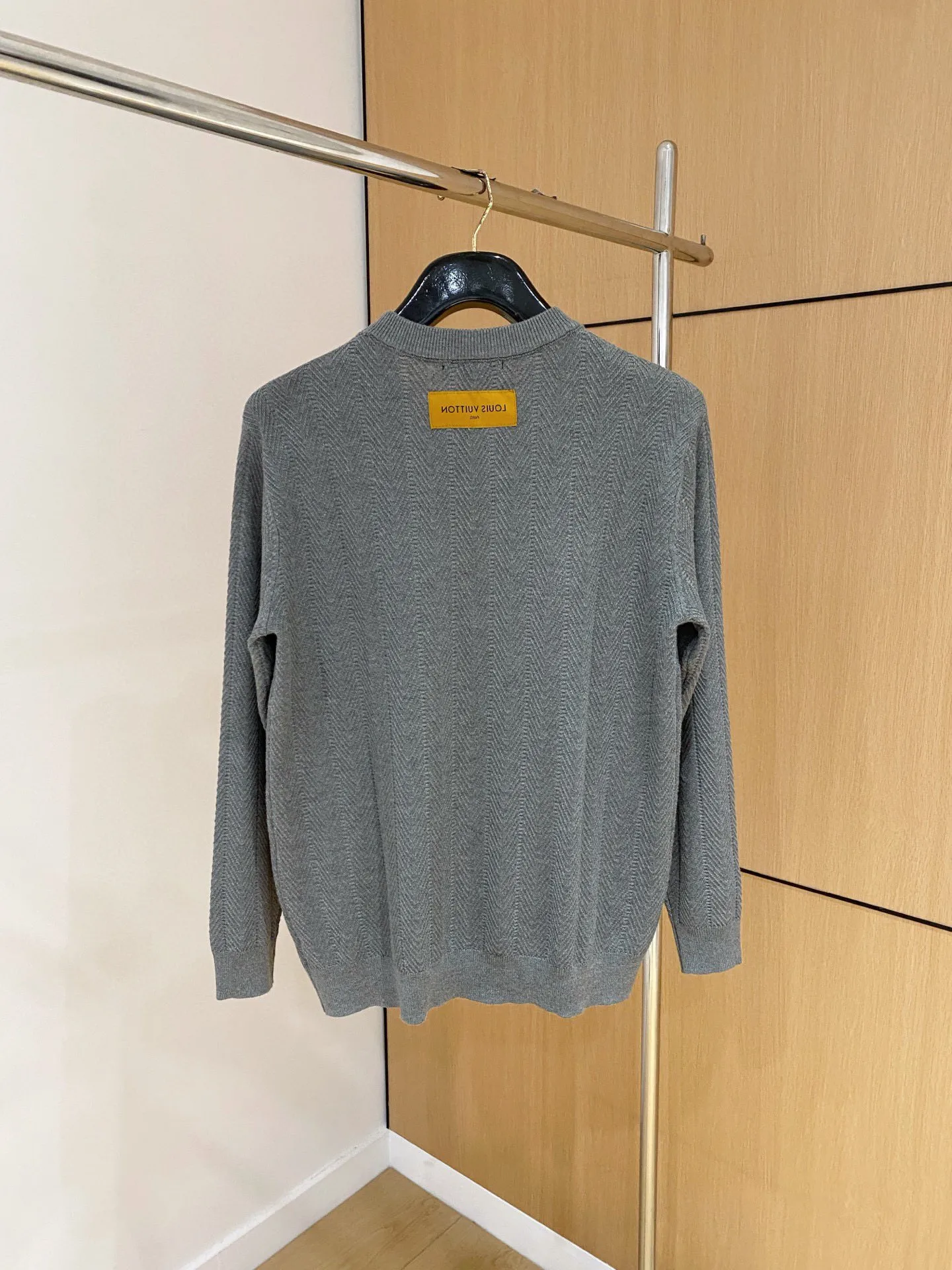 🅿️420 【LV Louis Vuitton】Autumn and winter classic round neck pullover sweater, in full condition! ! ! Wool blended fabric, the latest model in 2025, golden ratio! ! Slim-fitting soft gold, versatile and practical item, the combination and practicality are extremely powerful, simple and elegant, and classy! To create your own style, it is highly recommended to buy it in two colors. The standard slim fit tailoring process is suitable for both young and old men. It is knitted from wool and will not cause any discomfort! While keeping warm, it is stylish, textured and wearable, and the classic logo with contrasting colors on the chest feels in place! ! Recommended for regular customers! ! Size M-3XL (maximum wear: 190 pounds)